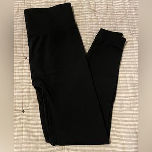 Fornia black fleece-lined leggings. One size.